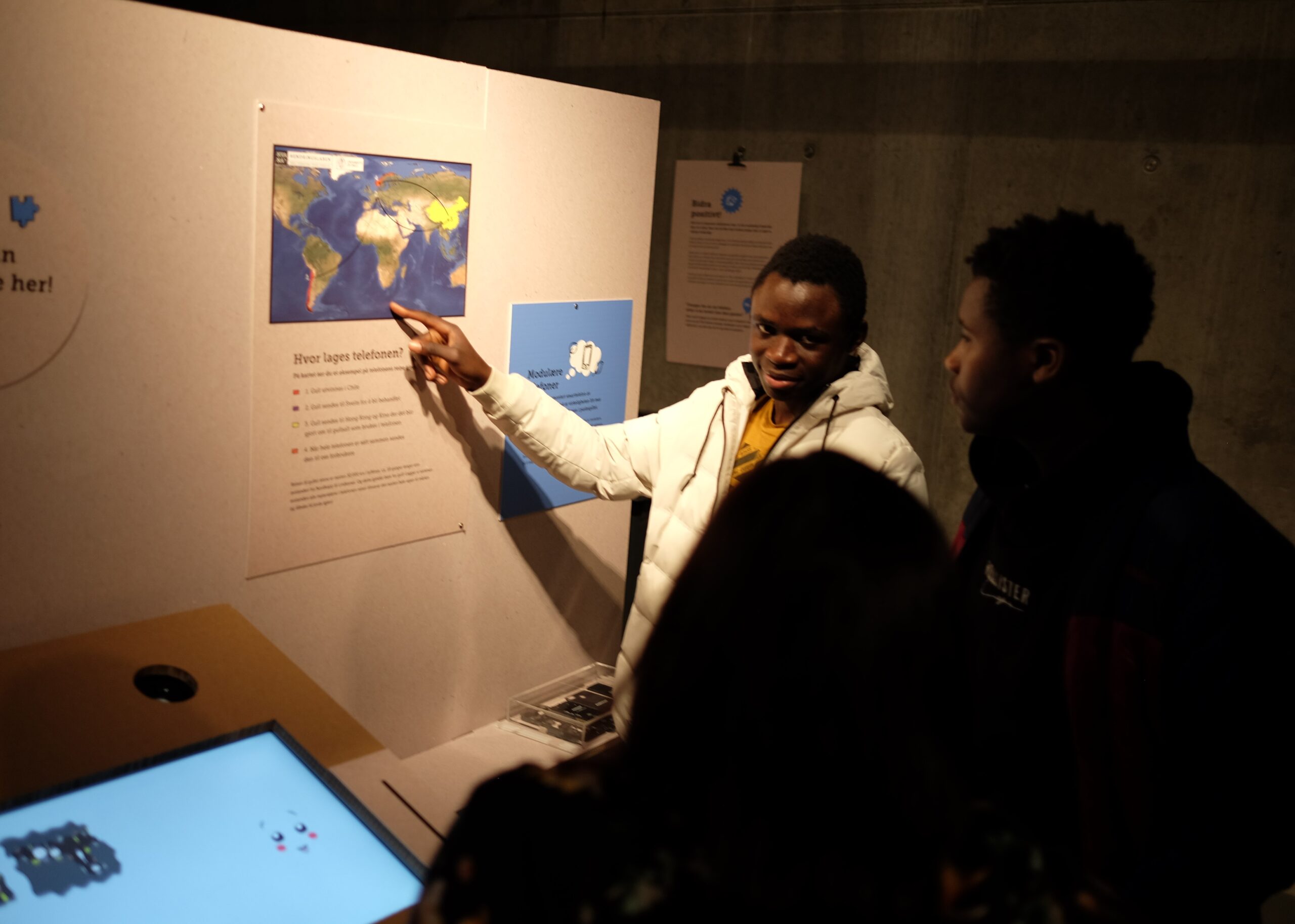 Elever ser på et kart i utstillingen